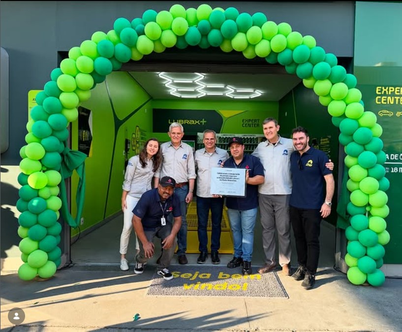 Equipe H7 em evento de premiação no posto