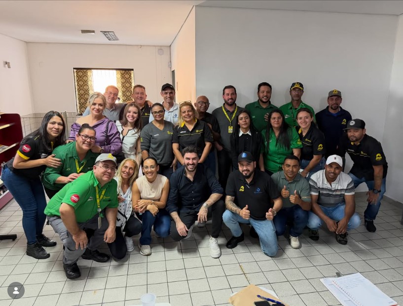 Equipe e clientes H7 em encontro presencial