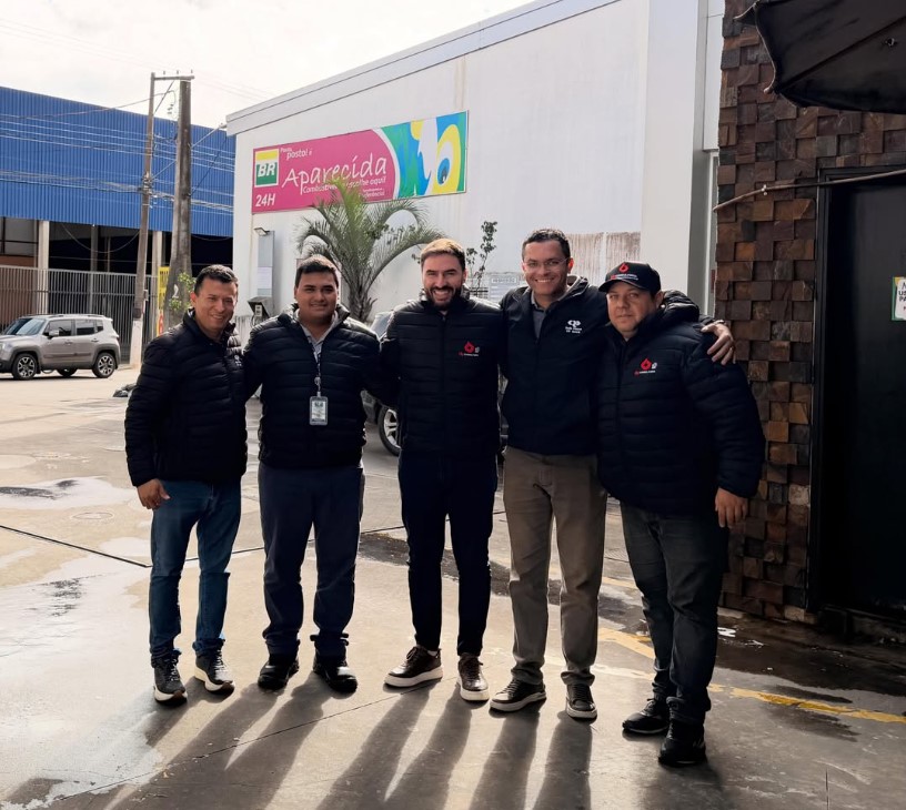 Equipe H7 com cliente em frente ao posto